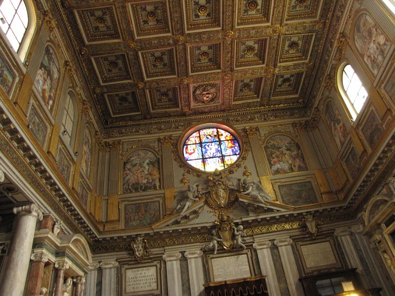 santa maria maggiore_raam.jpg - Interieur van de Santa Maria Maggiore. Één van de beroemde mensen die in deze kerk begraven liggen is Gian Lorenzo Bernini. Ook paus Clemens VIII ligt hier begraven.